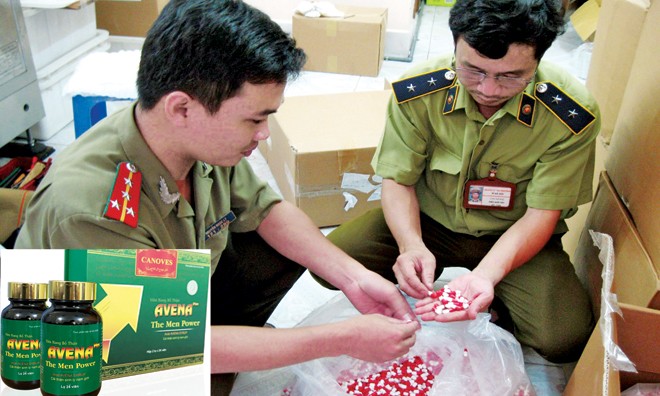 Hàng loạt thực phẩm chức năng chứa Viagra: Quý ông coi chừng Thu giữ một lô hàng thực phẩm chức năng (ảnh lớn); Avena plus, một loại thực phẩm chức năng hỗ trợ tăng cường sinh lý, đã bị Cục An toàn thực phẩm yêu cầu thu hồi vì chứa hoạt chất có trong Viagra (ảnh nhỏ). Ảnh: Hoài Nam.