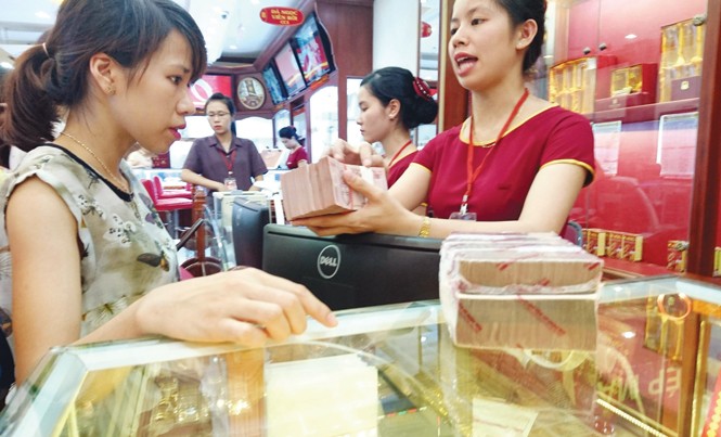 Giá vàng lao dốc: Đầu tư theo đám đông trả giá Người dân vẫn tấp nập đi bán vàng chiều 7/7. Ảnh: Như Ý.