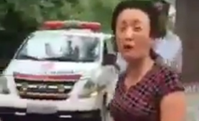 Vụ bảo vệ BV Nhi T.Ư chặn xe cấp cứu: Kiếm chác trên nỗi đau người bệnh Chị Hoàng Thị Soa (mẹ cháu bé) gào khóc, bức xúc trước những hành vi cản trở không cho xe cấp cứu ra khỏi bệnh viện vào sáng ngày 2/7 (ảnh chụp từ clip).