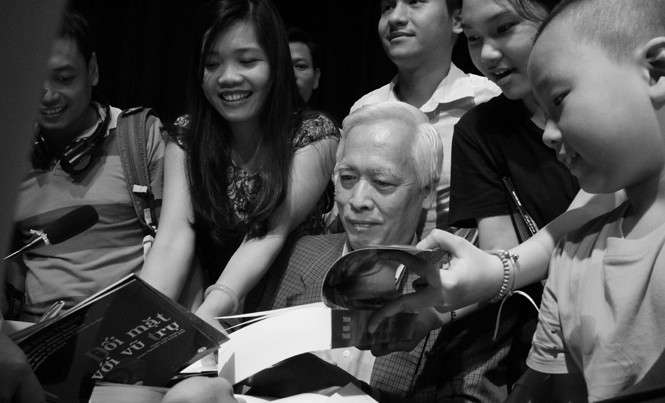 'Đối mặt với vũ trụ' - đối mặt chính mình Trịnh Xuân Thuận trong vòng vây của độc giả Hà Nội. Ảnh: Nguyễn Đình Toán.