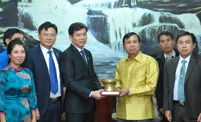 Thúc đẩy hợp tác hữu nghị thanh niên Việt – Lào Bí thư Trung ương Đoàn Nguyễn Long Hải tặng quà lưu niệm cho lãnh đạo tỉnh Salavan. Ảnh: Xuân Tùng.