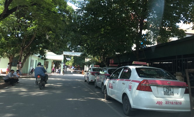 Sẽ xử lý xe “dù”, độc quyền taxi tại bệnh viện Xe hãng taxi ABC độc quyền đỗ trong sân Bệnh viện Nhi Trung ương. Ảnh: Minh Tuấn.