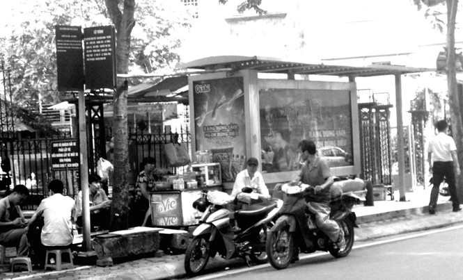 Lộn xộn cạnh nhà chờ xe buýt Lộn xộn cạnh nhà chờ xe buýt