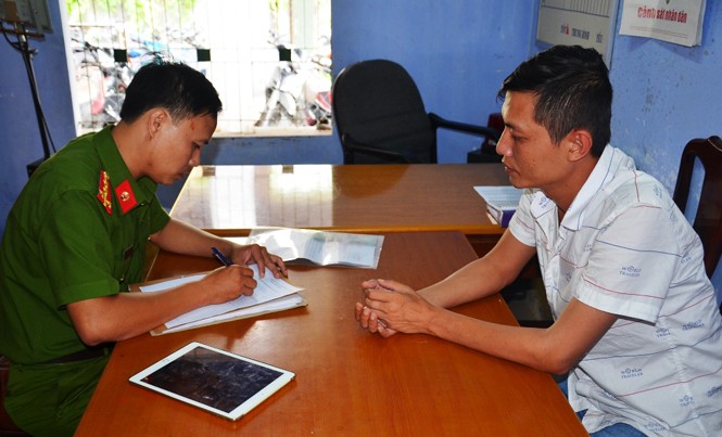 TT-Huế: Liên tục phá nhiều vụ cá độ bóng đá Công an lấy lời khai đối tượng cầm đầu đường dây đánh bạc bằng hình thức cá độ bóng đá tại TT-Huế, với số tiền 17 tỷ đồng, trong giải đấu Euro năm nay.