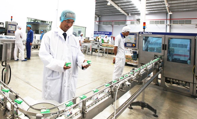 Lương thưởng của SCIC có tương xứng hiệu quả? Gần như tất cả lợi nhuận mà SCIC có được đều đến từ các DN “khủng” như Vinamilk, FPT... (Trong ảnh: Dây chuyền sản xuất sữa Vinamilk). Ảnh: Kim Phương.