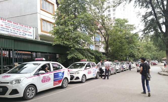 Luật ngầm xe cứu thương: Lãnh đạo bệnh viện đóng cổ phần? Hãng xe taxi ABC độc quyền được xếp hàng chờ khách trong Bệnh viện Nhi Trung ương (ảnh chụp chiều 8/7). Ảnh: Như Ý.