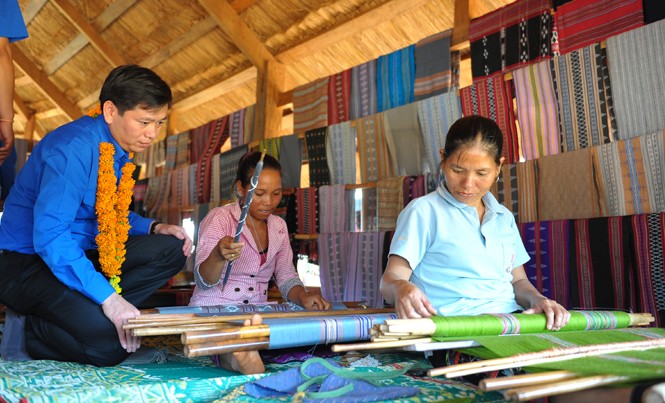 Trải nghiệm hướng thiện trên xứ sở Triệu Voi Anh Nguyễn Long Hải, Bí thư T.Ư Đoàn thăm các nghệ nhân làng nghề dệt thổ cẩm tại tỉnh Salavan, Lào. Ảnh: Xuân Tùng.