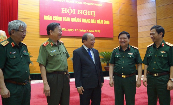 Thủ tướng: Quân đội nắm chắc tình hình biển Đông Thủ tướng Nguyễn Xuân Phúc trao đổi với lãnh đạo Bộ Quốc phòng và Bộ Công an tại hội nghị, sáng 11/7. Ảnh: Nguyễn Minh.