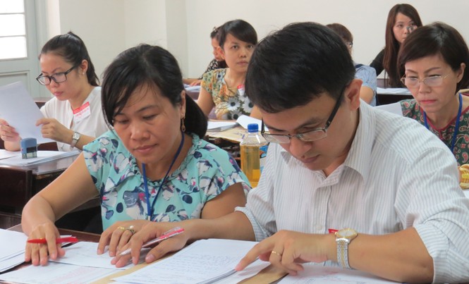 Chấm thi THPT quốc gia 2016: Đã có điểm 9.5 môn Văn, 10 môn Địa Giám khảo đang chấm thi tại trường Đại học Sư phạm TPHCM. Ảnh: Nguyễn Dũng.