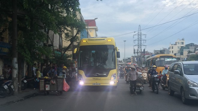 Xe giường nằm đại náo phố Nhà xe Hưng Thành đón khách tại đại lý bán vé Trần Quang Khải.
