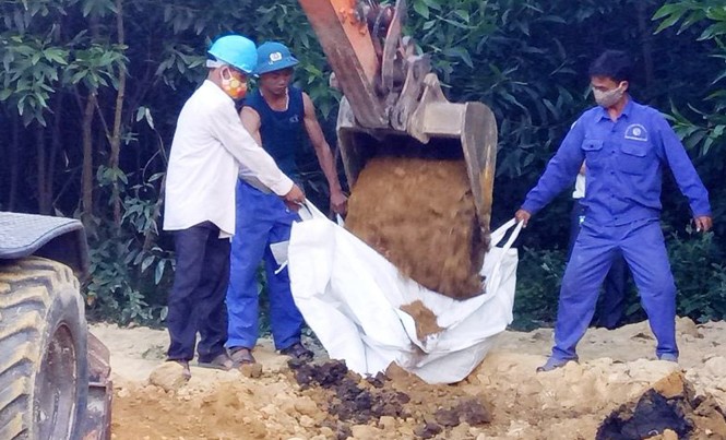 Vụ Formosa đổ bùn thải: Có thể xử lý hình sự Chất thải của Formosa tại trang trại giám đốc Cty Môi trường Kỳ Anh. Ảnh: Minh Thùy.