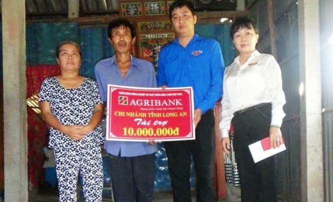 Đưa hoạt động Đoàn hướng về Mẹ Việt Nam Anh hùng Anh Huỳnh Minh Tuấn trao quà cho gia đình có hoàn cảnh khó khăn.