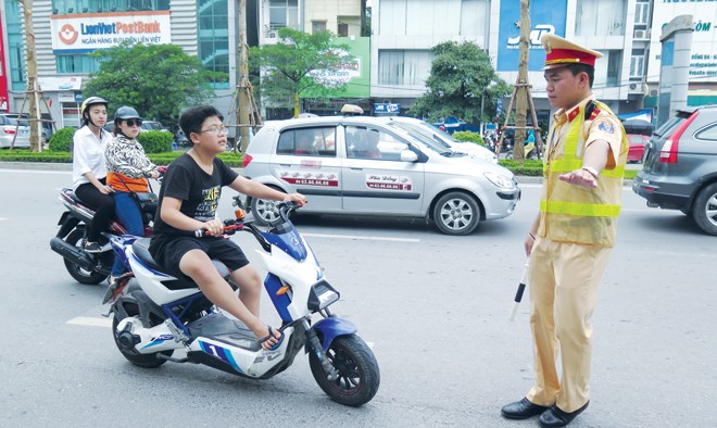 90% học sinh không đội mũ khi điều khiển xe máy điện Dù quy định xử phạt xe máy điện không đăng ký có hiệu lực 2 tuần qua song tình trạng xe không đăng ký vẫn phổ biến ở Hà Nội.