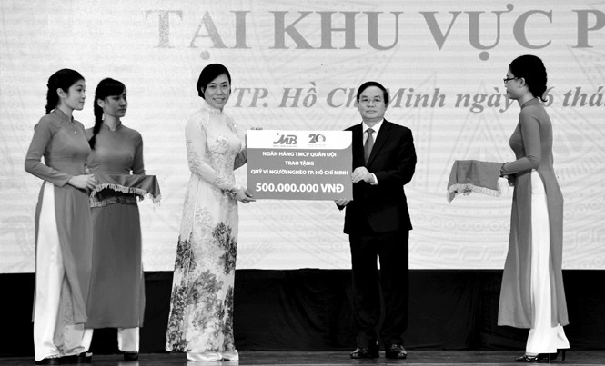 MB kỷ niệm 20 năm có mặt tại thị trường phía Nam Thiếu tướng, TS Lê Công - Tổng giám đốc MB, đại diện Ban lãnh đạo trao quà cho Quỹ Vì người nghèo TP HCM.