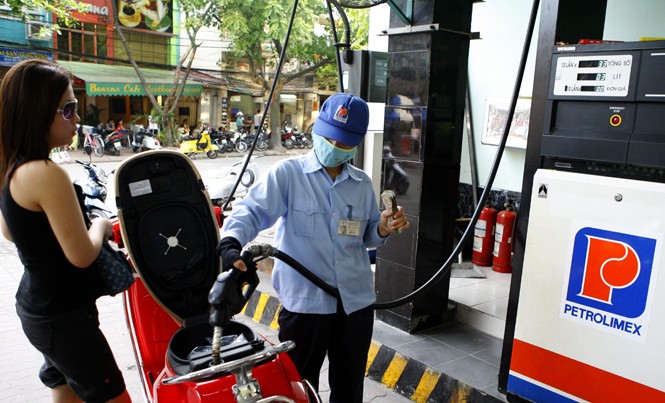 Doanh nghiệp lợi lớn, người tiêu dùng ra rìa Cách tính thuế nhập khẩu đối với mặt hàng xăng dầu hiện nay giúp các doanh nghiệp kinh doanh xăng dầu đầu mối thu lợi lớn mỗi ngày. Ảnh: Hồng Vĩnh.