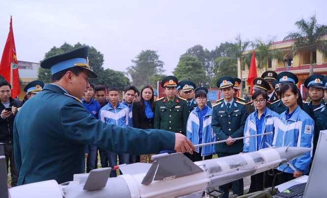 Thủ lĩnh Đoàn phải giỏi công nghệ thông tin Việc nâng cao ứng dụng công nghệ thông tin sẽ giúp công tác Đoàn và phong trào thanh niên toàn quân thêm hiệu quả, thiết thực. Ảnh: Nguyễn Minh.