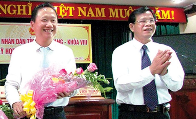 Bí thư Hậu Giang: Chưa nói được vụ ông Trịnh Xuân Thanh Ông Huỳnh Minh Chắc chúc mừng ông Trịnh Xuân Thanh được HĐND bầu làm Phó chủ tịch UBND tỉnh Hậu Giang vào tháng 5/2015. Ảnh: Báo Hậu Giang.