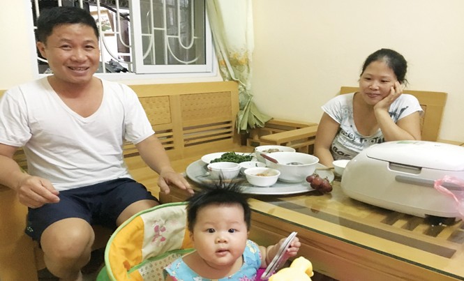 Gia đình trẻ đau đầu chuyện chi tiêu Lương thấp nên chị Thúy Hà quyết định nghỉ việc ở nhà trông con để tiết kiệm tiền thuê người giúp việc. Ảnh: P.H.