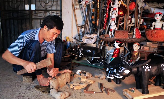Hiệp sĩ làng Bảo Hà Xưởng rối tại nhà anh Tuân.