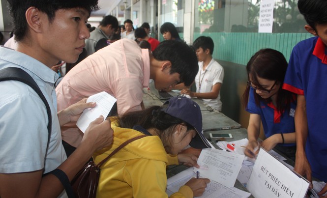 Đăng ký tuyển sinh qua mạng: Không có cơ hội đăng ký lại Việc xét tuyển ĐH- CĐ năm nay có nhiều thay đổi so với năm 2015 (Ảnh: Thí sinh nộp hồ sơ xét tuyển năm 2015 tại TPHCM).