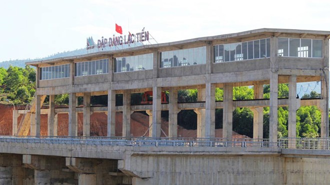 Dự án cấp nước Vũng Áng đội vốn: Tiền trảm hậu tấu, nóng vội, chủ quan Hạng mục công trình Đập dâng Lạc Tiến - kênh dẫn - tuynel vừa đưa vào sử dụng có dấu hiệu hư hỏng. Ảnh: Minh Thùy.