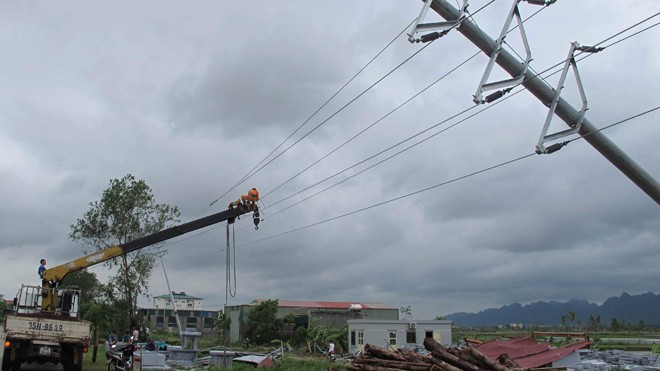 Bão số 1 vào bờ mạnh hơn dự báo Hàng nghìn cột điện bị gãy trên địa bàn tỉnh Ninh Bình. Ảnh: Đức Hoàng.