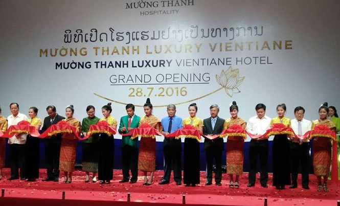 Khách sạn 5 sao Việt vươn mình qua biên giới Ủy viên BCT, Bí thư Thành ủy, Đô trưởng Vientiane Sinlavong Khoutphaythoune và Chủ tịch Tập đoàn Mường Thanh Lê Thanh Thản cùng các quan khách cắt băng khai trương Khách sạn Mường Thanh Luxury Vientiane.