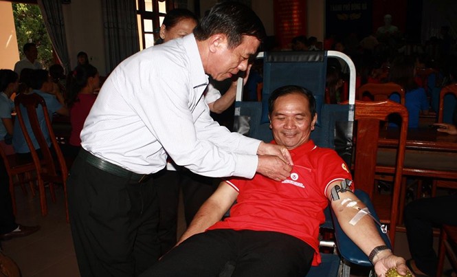 Vượt đêm hiến máu cứu người Ông Ngô Quang Mành đang hiến máu.