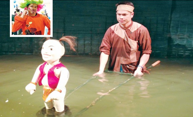 Nghệ sĩ thời “xã hội hóa” - Bài 1: “Chân ngoài” nuôi “chân trong” NSƯT Quý Quốc vẫn chung thủy với Nhà hát Múa rối Trung Ương gần 20 năm nay (ảnh lớn) và cũng anh khi “chạy sô” cho các tiệc sinh nhật (ảnh nhỏ).