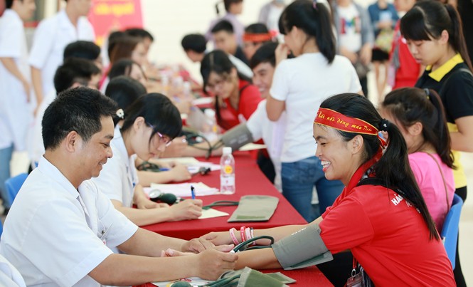 Hành trình Đỏ 2016: Không để ai bị bỏ rơi phía sau Đông đảo ĐVTN đã tham gia hiến máu tại ngày hội “Giọt hồng tri ân”. Ảnh: Xuân Tùng.