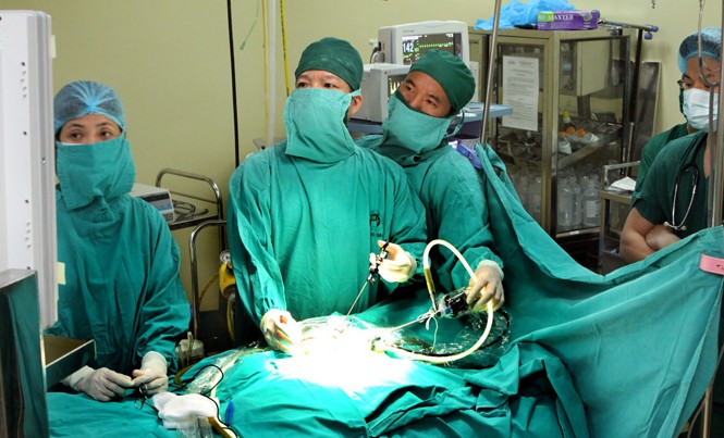 Kỹ thuật mới chữa thoát vị bẹn cho trẻ Bác sĩ Bệnh viện Saint paul phẫu thuật thoát vị bẹn cho trẻ.