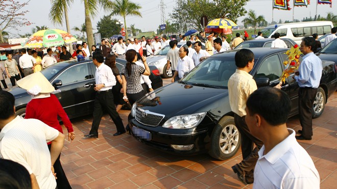 Xe công: Thủ tướng không sắm mới, bộ ngành thích tậu thêm Xe công đi lễ hội. Ảnh: Hồng Vĩnh.