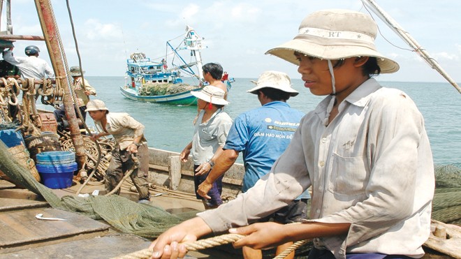 Thiệt hại do Formosa xả thải: Bồi thường, hỗ trợ thế nào? Các chủ tàu và người lao động trực tiếp trên tàu thuyền có công suất dưới 90CV là đối tượng được xác định bồi thường. Ảnh: Hồng Vĩnh.