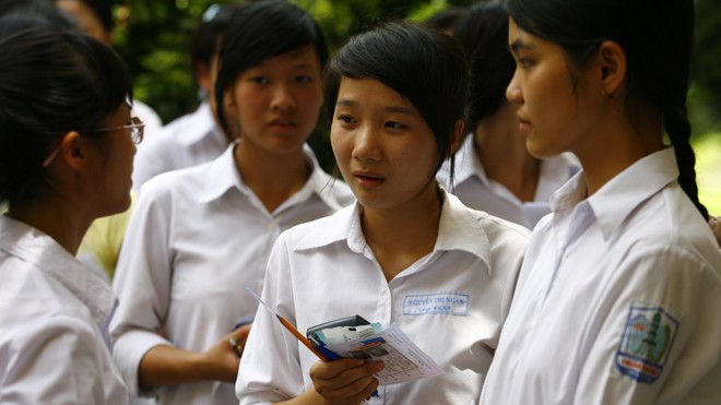 Đại học tự chủ “quên” công khai học phí Thí sinh lo lắng khi mức học phí của nhiều trường ĐH không minh bạch. Ảnh: Hồng Vĩnh.