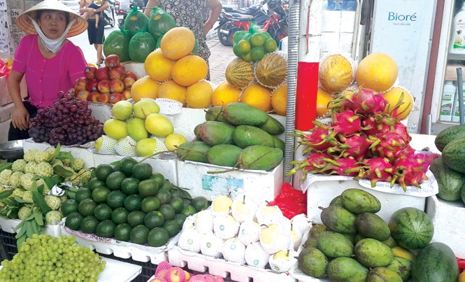 Hoa quả Trung Quốc đội lốt hàng Việt: Tiểu thương nói có, quản lý bảo không Nhiều trái cây Trung Quốc được bày bán tràn lan tại các sạp ở chợ Hàng Da (Hà Nội). Ảnh: Ngọc Mai.