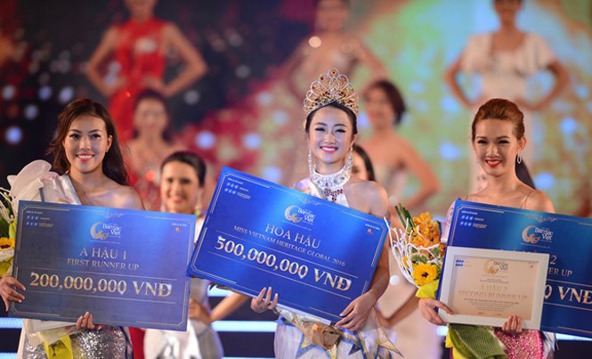 Trần Thị Thu Ngân - Hoa hậu Bản sắc Việt toàn cầu 2016 Trần Thị Thu Ngân (giữa), Phạm Thúy Hằng (trái) và Võ Quỳnh Giao. Ảnh: Zing.vn.