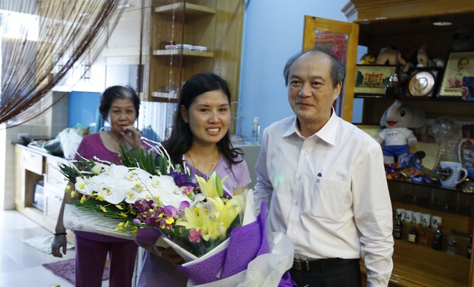 Xin cảm ơn gia đình xạ thủ Hoàng Xuân Vinh Tổng cục trưởng Tổng cục TDTT Vương Bích Thắng tặng hoa và quà chúc mừng vợ vận động viên Hoàng Xuân Vinh. Ảnh: Hồng Vĩnh.