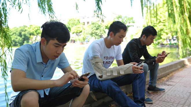 Chuyên gia game nói gì về “Địa chấn” Pokémon? Phạm Mạnh Cường (thứ nhất từ trái sang) tranh thủ bắt xe buýt từ Ngã tư Vọng lên Hồ Gươm bắt Pokémon cùng với nhiều bạn trẻ khác trong chiều 8/8. Ảnh: Xuân Tùng.