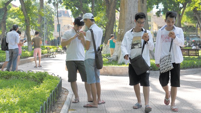 Giới trẻ Việt với “Địa chấn” Pokémon: Những ẩn họa rình rập Pokémon Go đang ám giới trẻ. Ảnh: Xuân Tùng.
