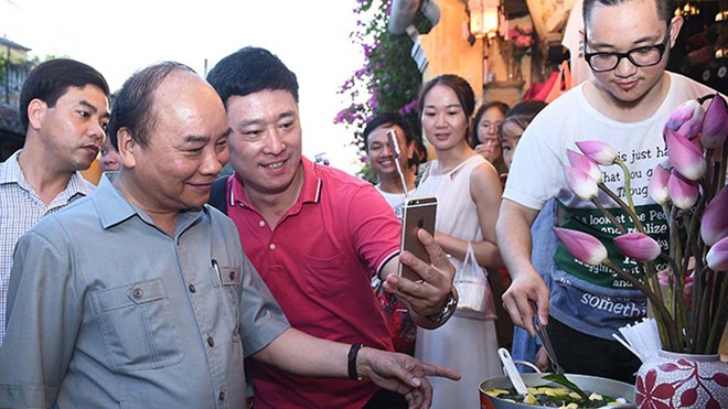 Thủ tướng: Không để du lịch phát triển kiểu 'ngôi sao cô đơn' Du khách chụp ảnh kỷ niệm với Thủ tướng Nguyễn Xuân Phúc trên phố cổ Hội An chiều 9/8. Ảnh: Quang Hiếu - VGP.