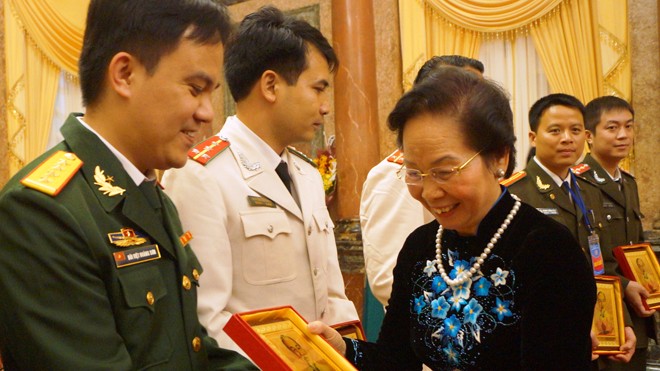 “Thợ săn” giải thưởng Nguyên Phó Chủ tịch nước Nguyễn Thị Doan biểu dương đại úy Bùi Việt Hoàng Sơn cùng các gương mặt trẻ tiêu biểu và cán bộ Đoàn, ĐVTN xuất sắc trong Quân đội và Công an -tháng 3/2016. Ảnh: Nguyễn Minh.