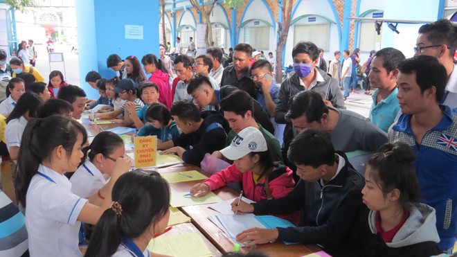 Nộp hồ sơ xét tuyển ĐH đợt 1: Nhiều sai sót ngô nghê Thí sinh nộp hồ sơ xét tuyển tại trường Đại học Công nghiệp Thực phẩm TPHCM.