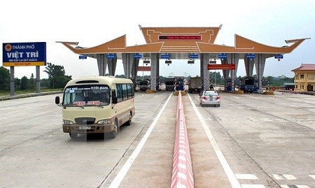 Bộ GTVT cam kết không dừng hoạt động cầu Hạc Trì Trạm thu phí trên cầu Hạc Trì. Ảnh: TTXVN