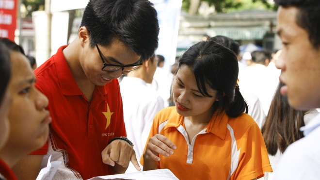 Xét tuyển ĐH đợt 1: Khó xác định điểm chuẩn Thí sinh trao đổi bài thi sau khi dự thi môn Toán tại trường ĐH Bách khoa Hà Nội sáng 1/7. Ảnh: Ngọc Châu.