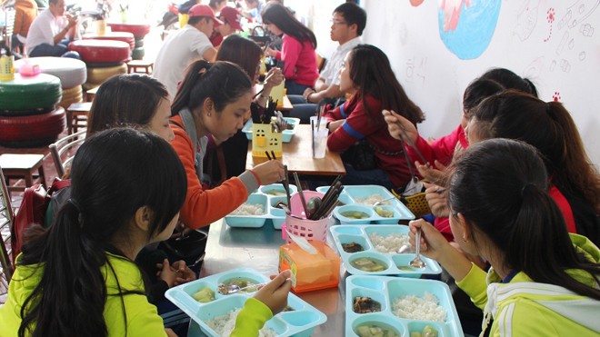 Quán cơm năm nghìn đồng Nhiều bạn sinh viên đến ăn cơm 5 nghìn.