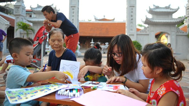 Sân chơi đặc biệt cho thiếu nhi Thủ đô Các em nhỏ tham gia tô màu cho tranh, ghép tranh với sự hướng dẫn của các anh chị tình nguyện viên. Ảnh: Xuân Tùng.