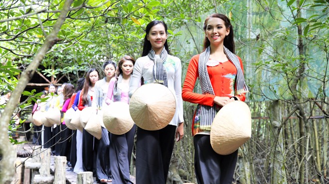 Người đẹp và khu rừng huyền thoại Đi trong rừng Sác.