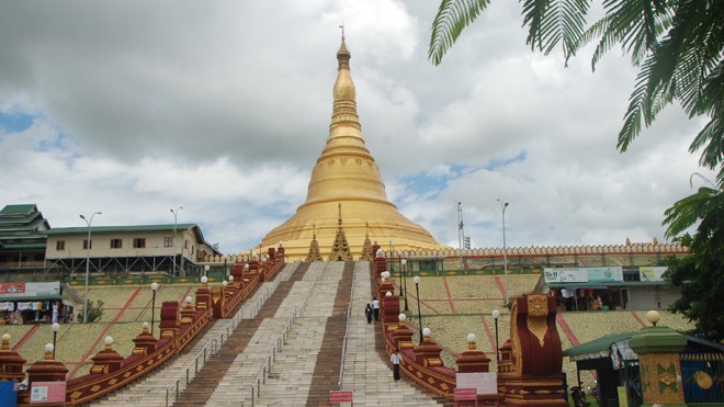Một ngả đường đất Miến Phật giáo là quốc giáo của Myanmar.