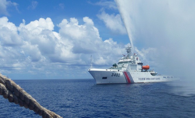 Đặc phái viên Philippines đạt được gì sau chuyến đi “phá băng”? Tàu hải cảnh Trung Quốc phun vòi rồng vào tàu cá Philippines gần bãi cạn Scarborough trên biển Đông. Ảnh: AP.