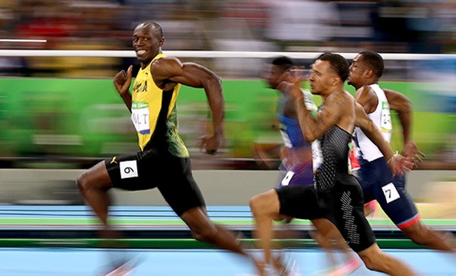 “Tia chớp” Usain Bolt vô đối trên đường chạy Với nước rút thần tốc, Usain Bolt vẫn không có đối thủ trên đường chạy 100m. Ảnh: GETTY IMAGES.